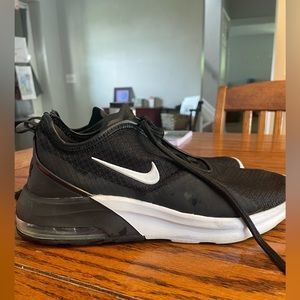 Nike Women's Air Max Motion 2
